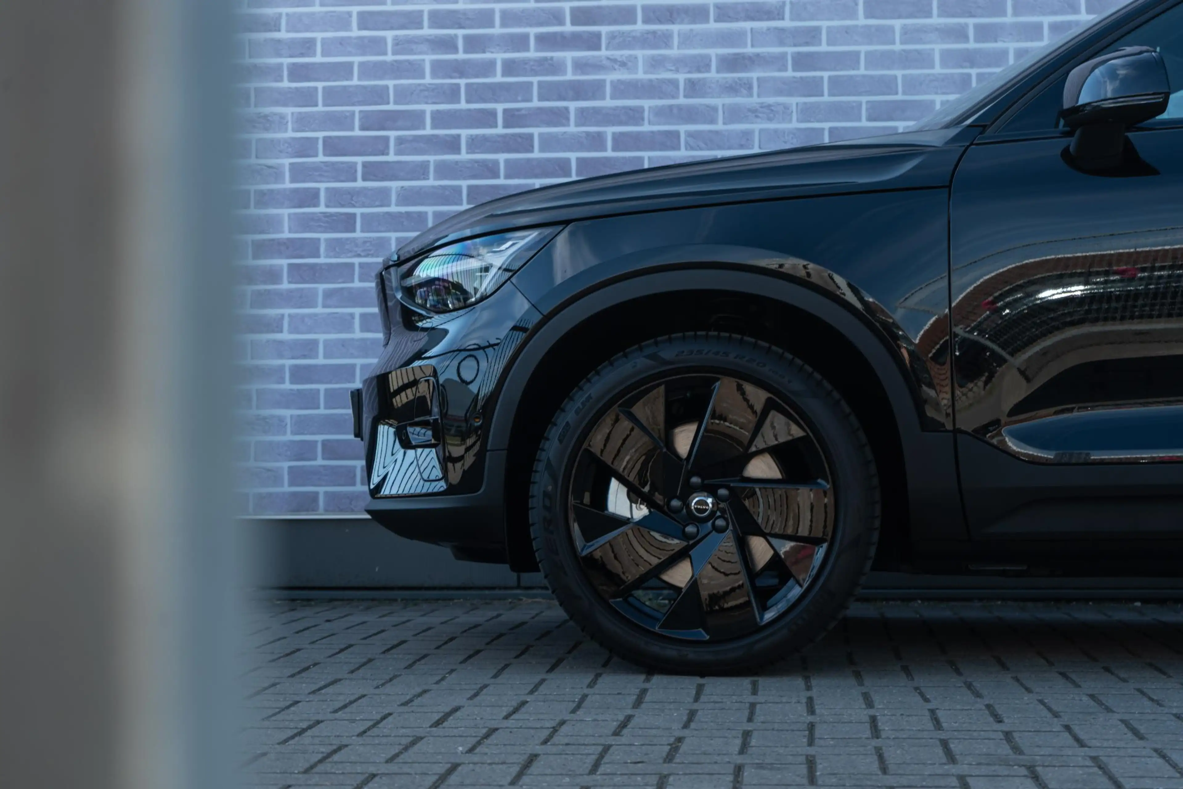 Volvo EX40 Single Motor Extended Range Ultra Black Edition Eu — photo 4