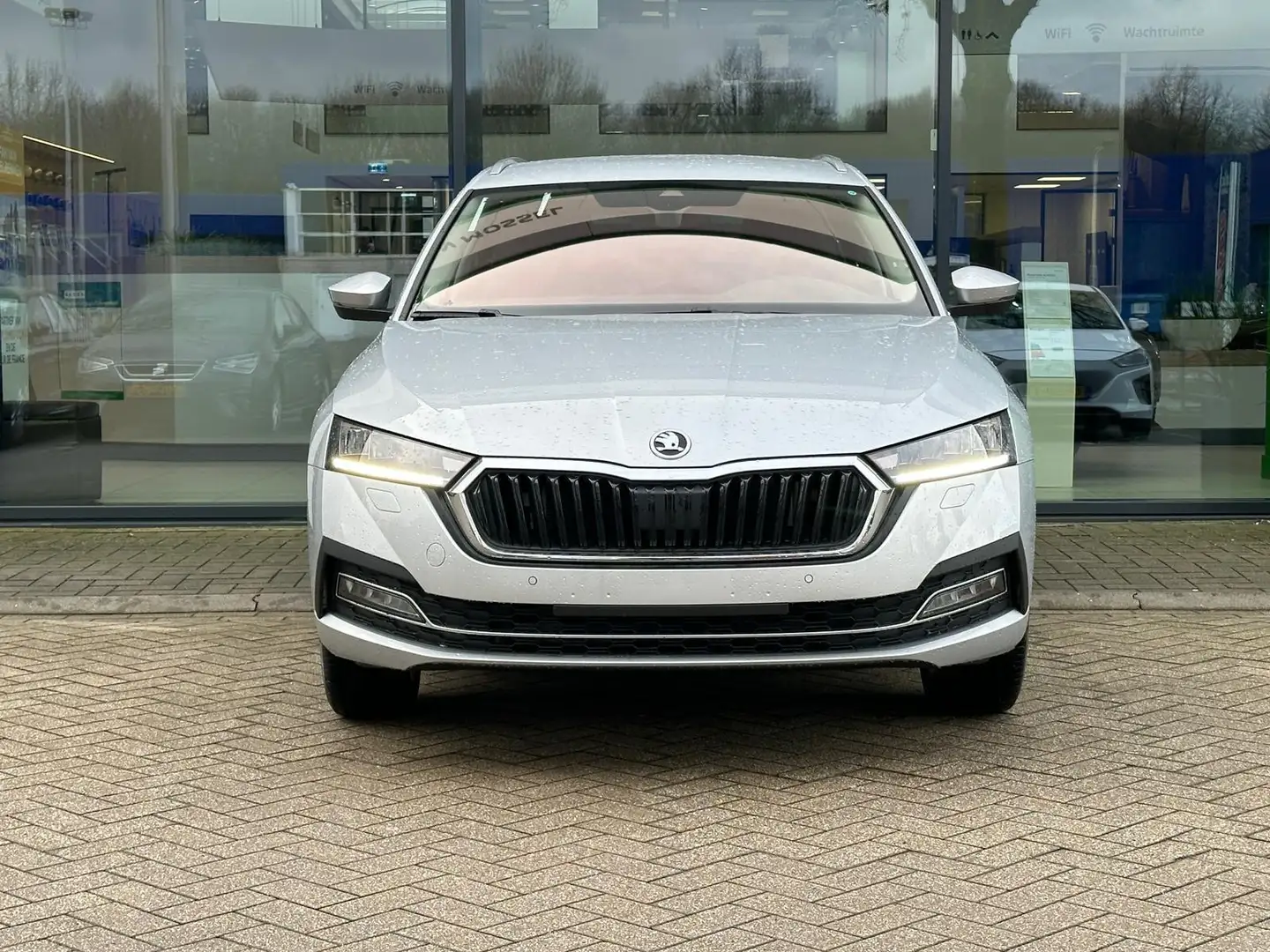 Skoda Octavia Combi 1.0 TSI Business Edition Plus 110 PK | LED K Zilver - 2