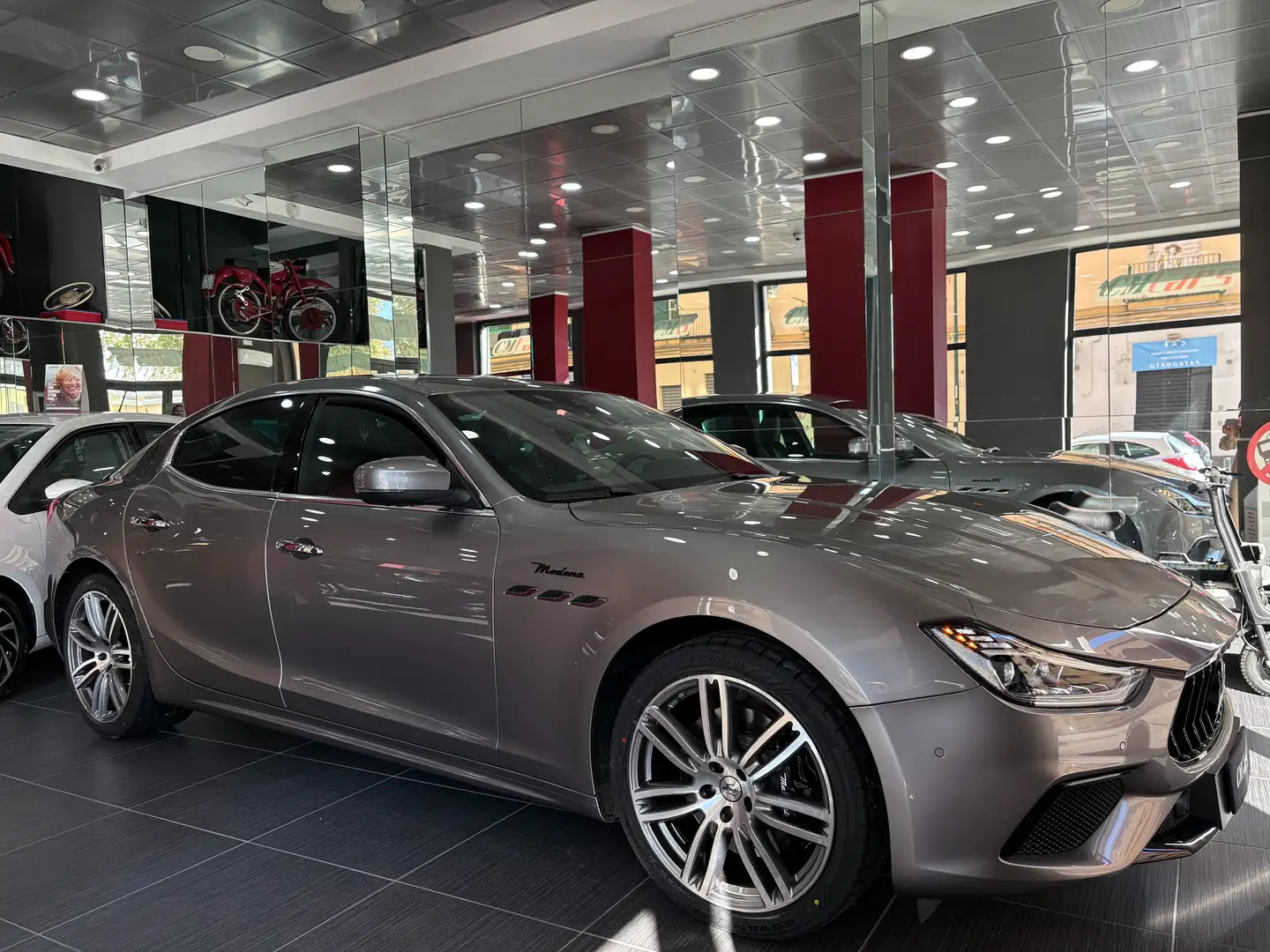 Maserati Ghibli 3.0 V6 Modena 350cv RWD auto ITALIANA Zilver - 2