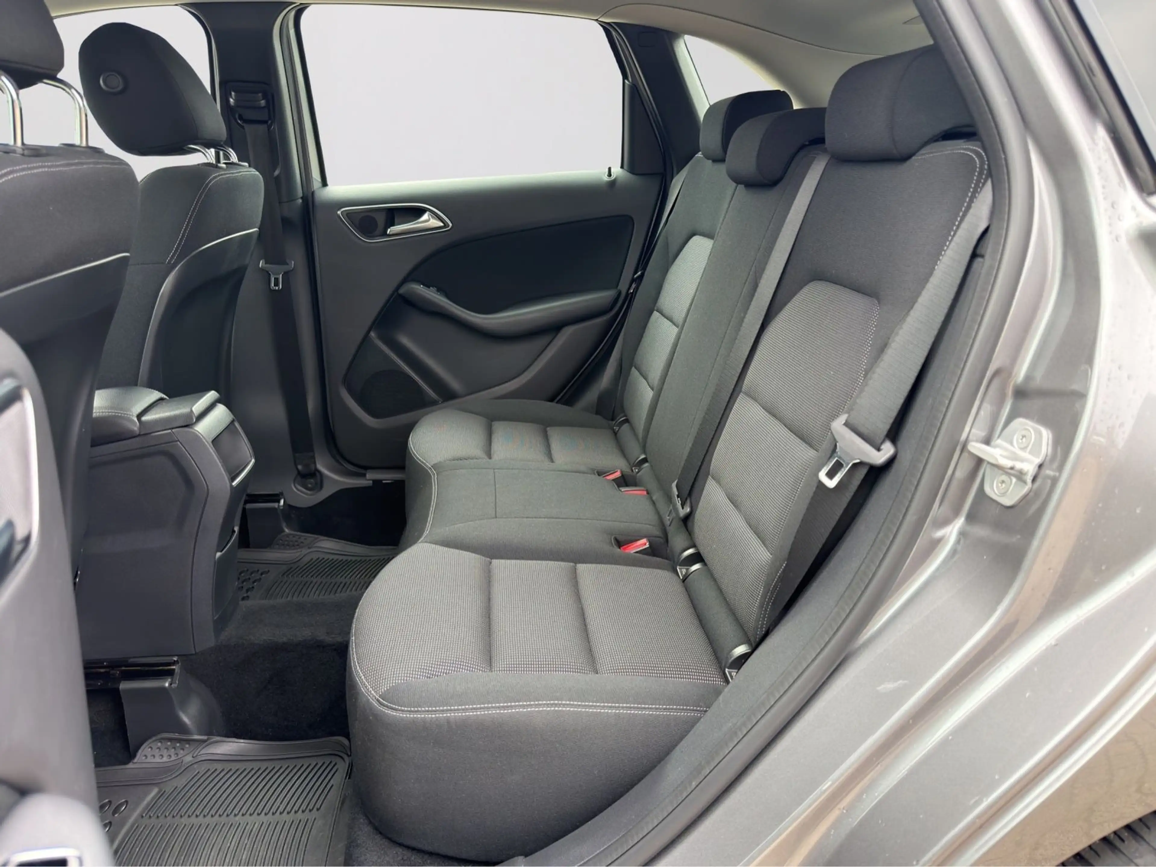 Mercedes-Benz B 180 TÜV NEU|SITZHEIZUNG|ALU|AHK — photo 9