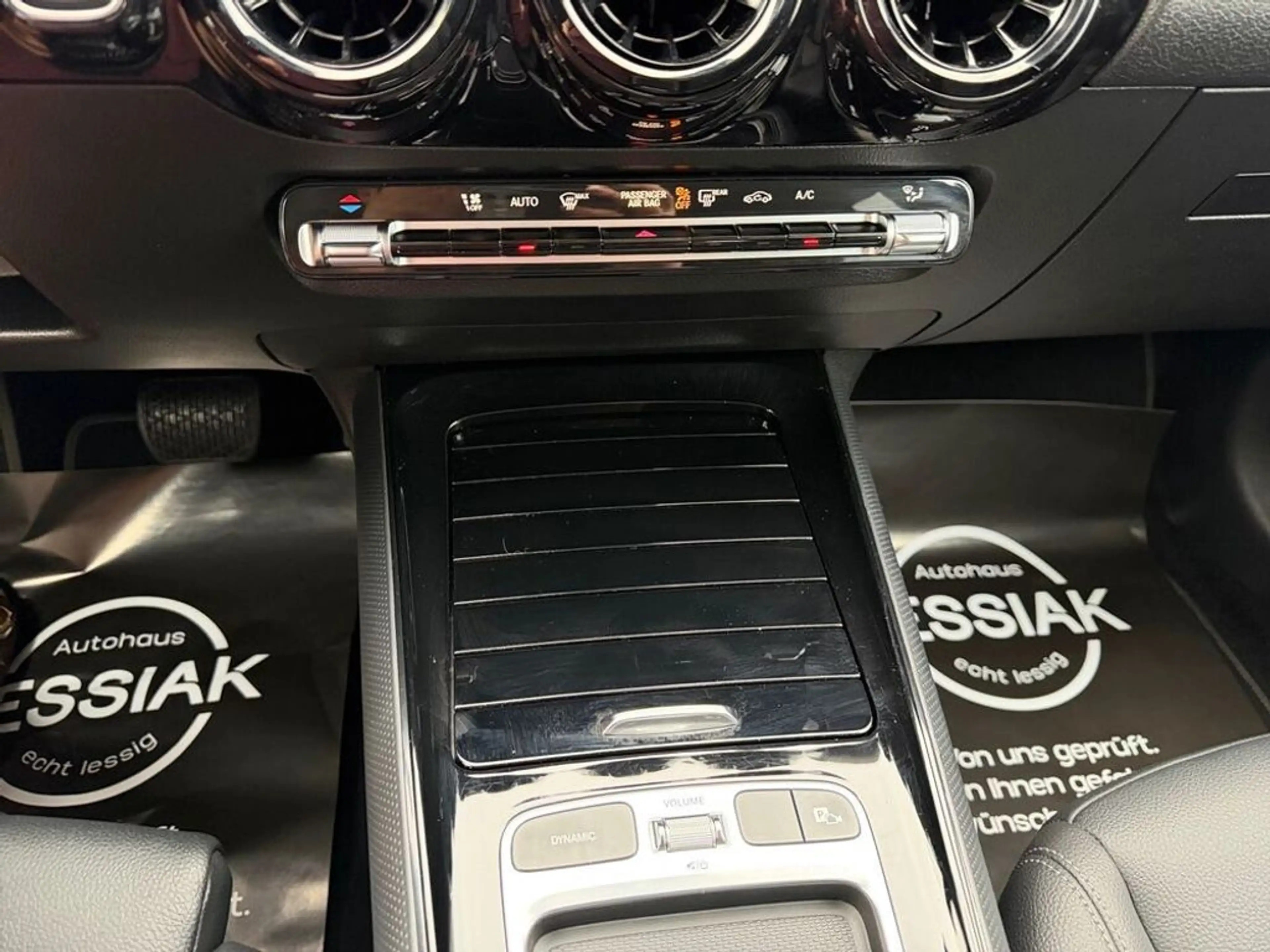 Mercedes-Benz GLA 200 d 4M | Parkpaket mit RFK | Easypack | Navi — photo 20