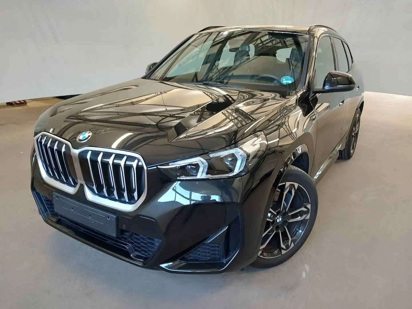 BMW X1 sDrive20i  ab 1,99% eff. / M Paket Driving+Parkass Schwarz - 1