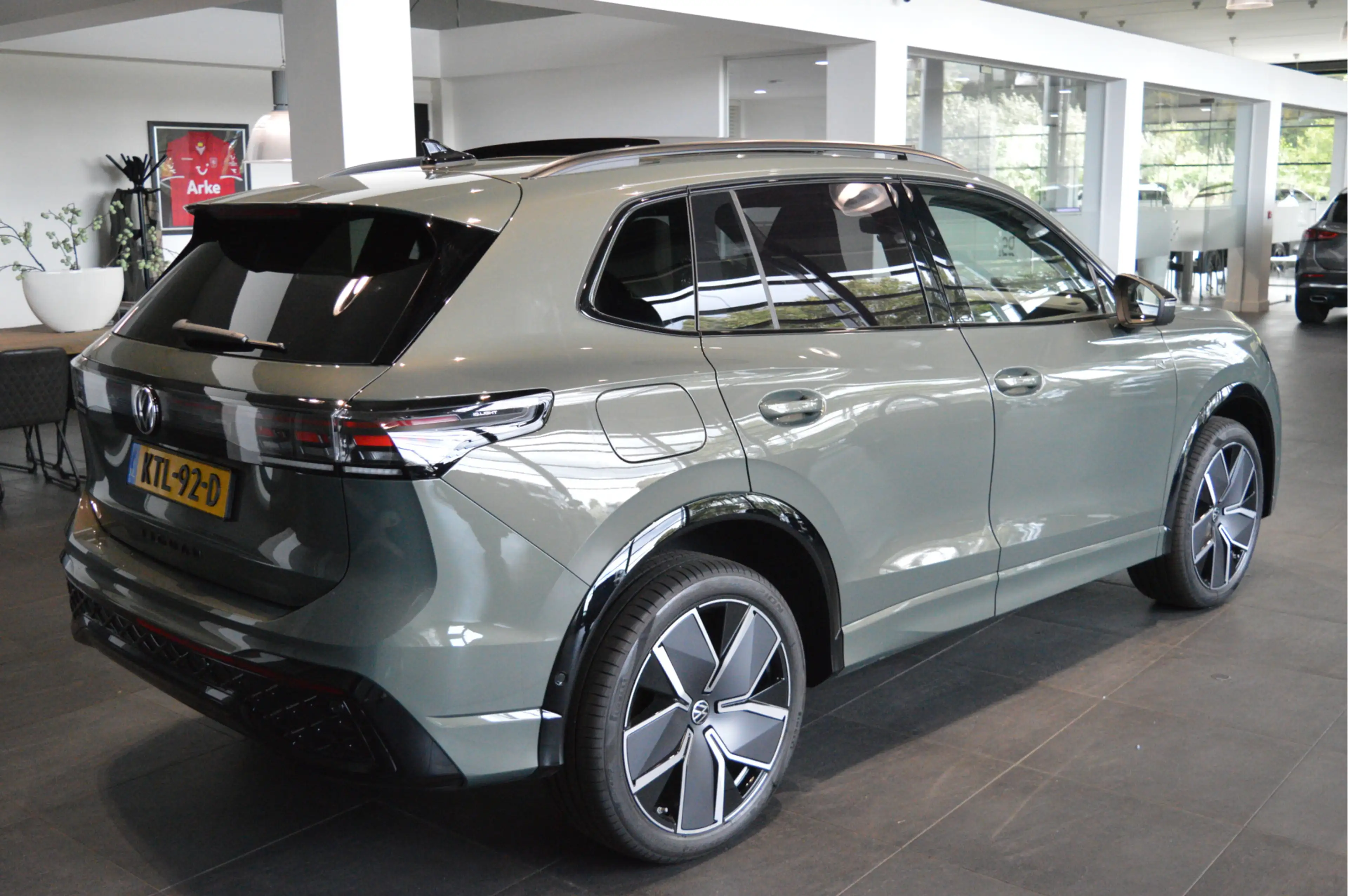 Volkswagen Tiguan 1.5 eHybrid 3X R-LINE Black Style head up pano 20 — photo 4