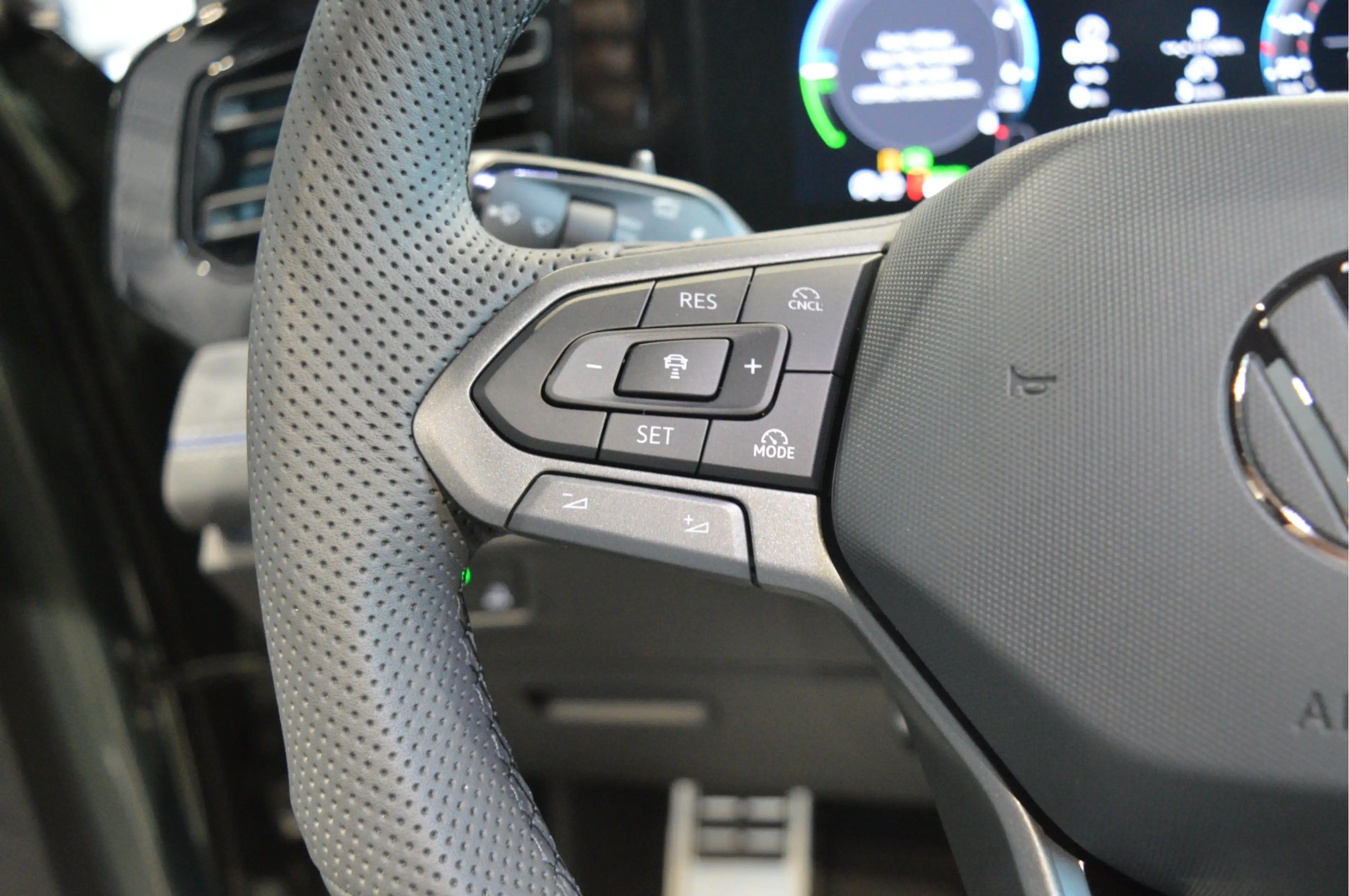 Volkswagen Tiguan 1.5 eHybrid 3X R-LINE Black Style head up pano 20 — photo 21