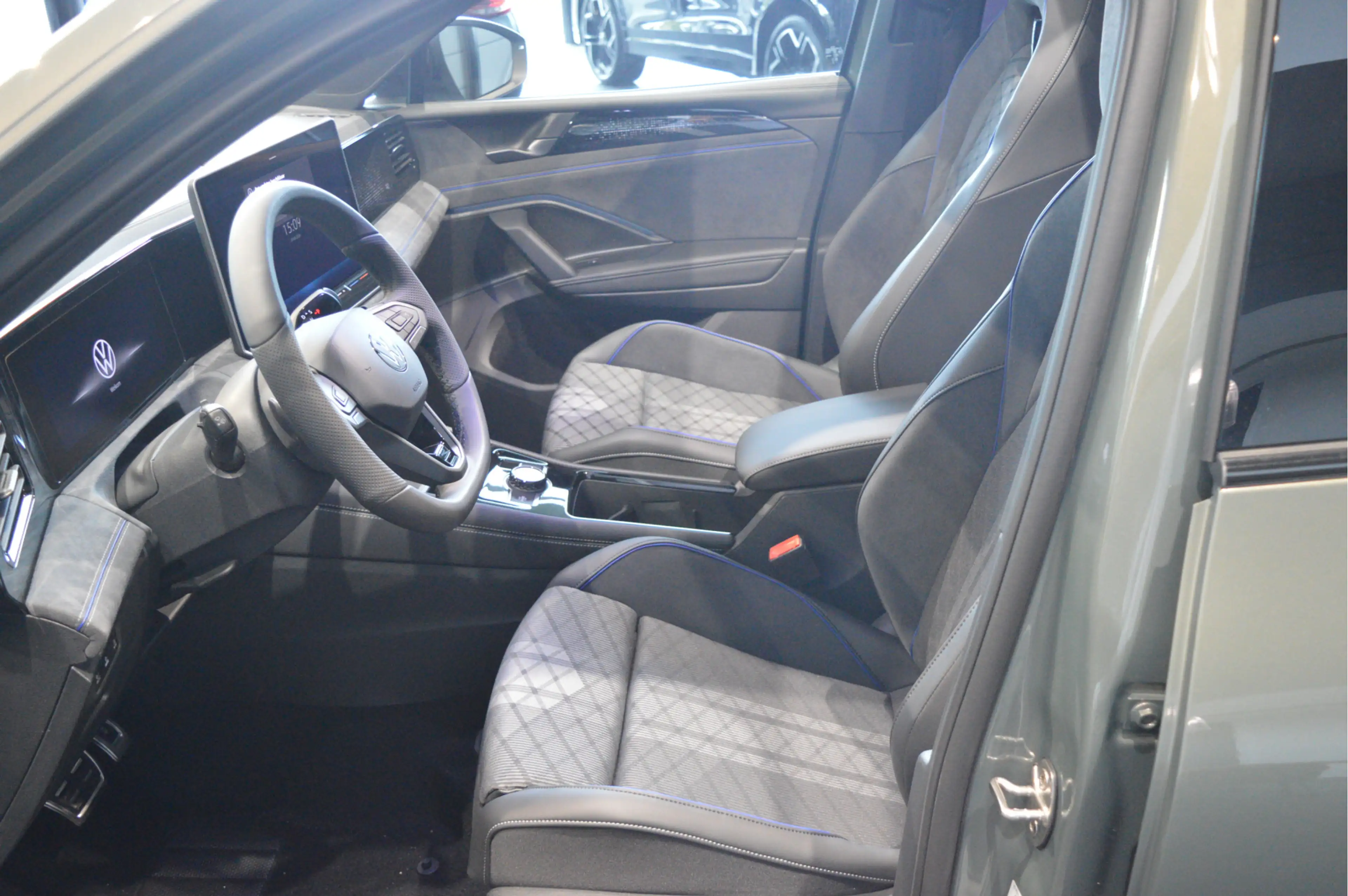 Volkswagen Tiguan 1.5 eHybrid 3X R-LINE Black Style head up pano 20 — photo 17