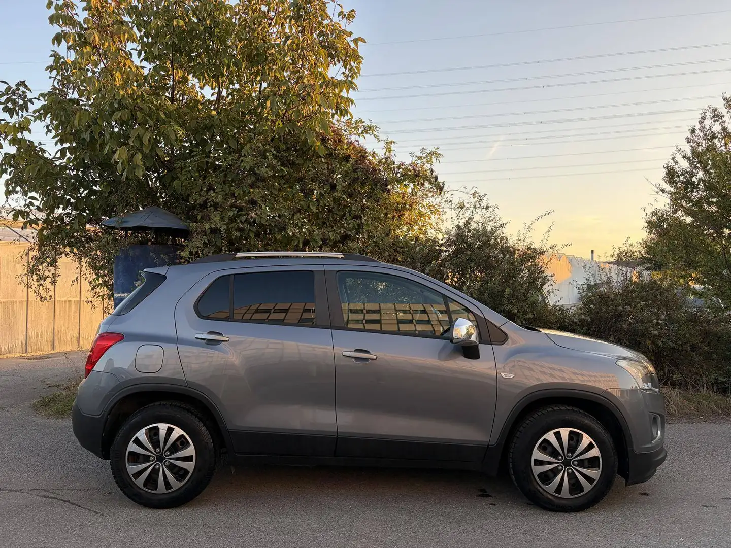 Chevrolet Trax 1.6i Benzin ** 52.000km** Pickerl 08/2027 Grau - 2