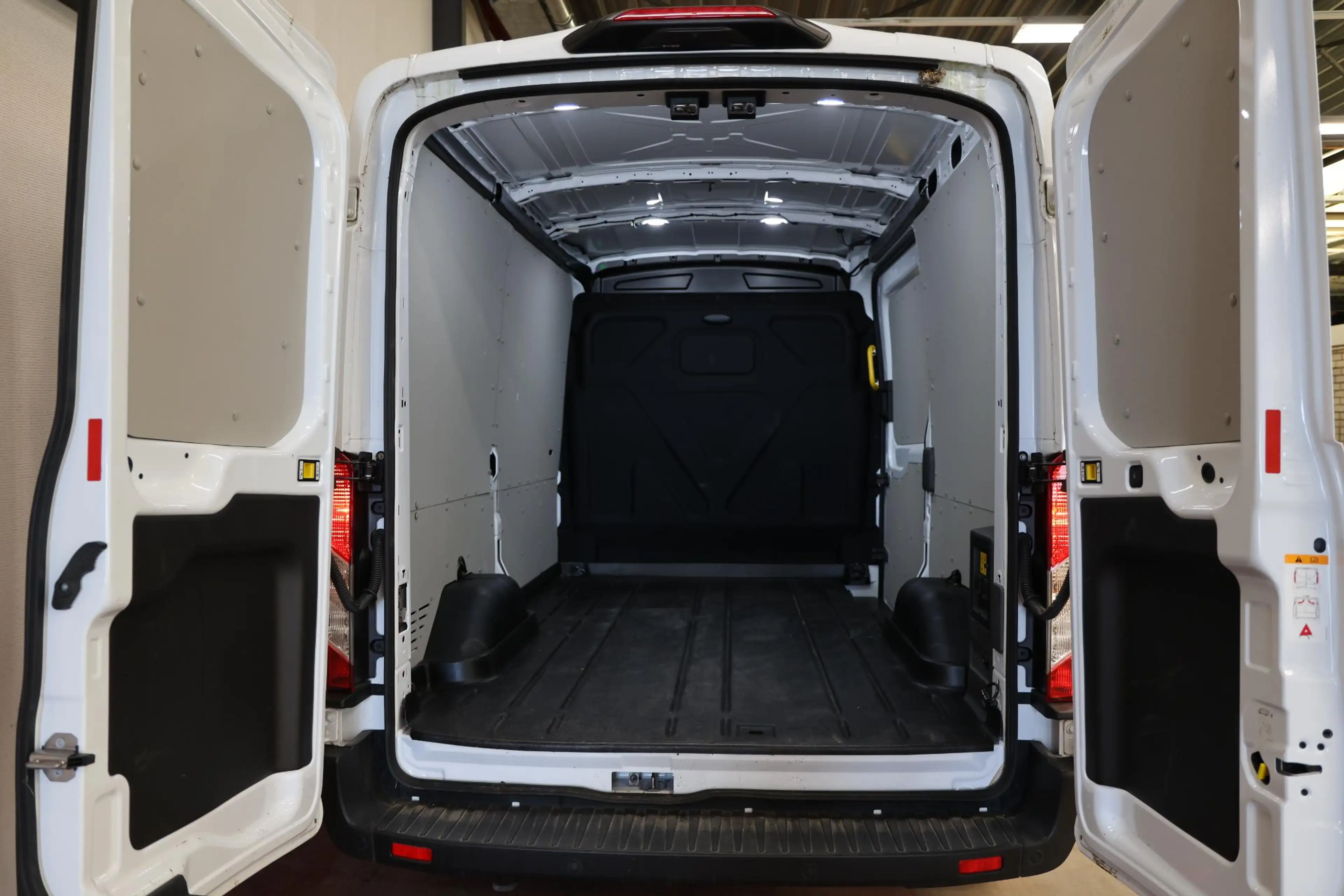 Ford E-Transit 350 L2H2 Trend 68 kWh ON BOARD POWER — photo 5