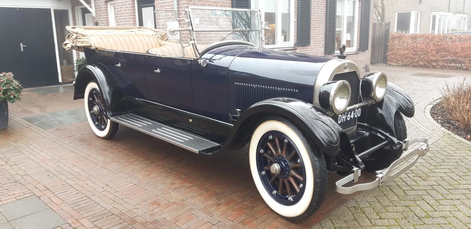Cadillac V-63 open touring car V8 7 persoons Blue - 1