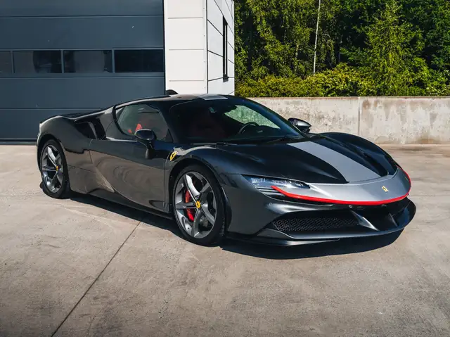 Ferrari SF90 Stradale Grigio Silverstone / Lift / Carbon / First owner