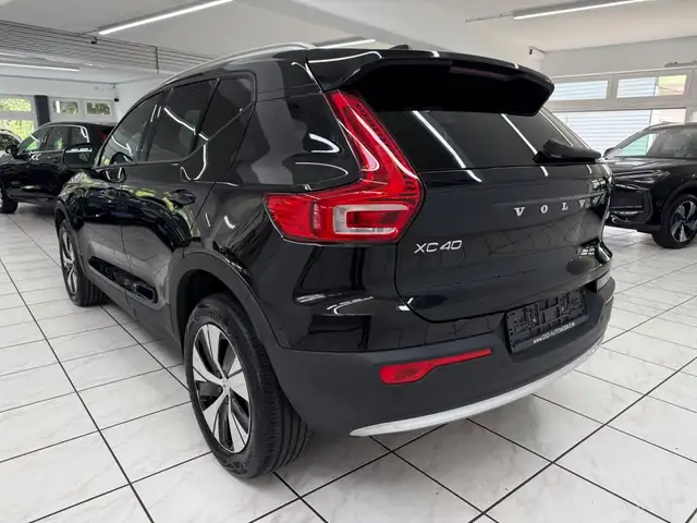 Volvo XC40 view 2