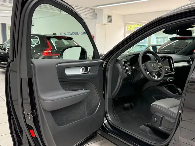 Volvo XC40 view 6