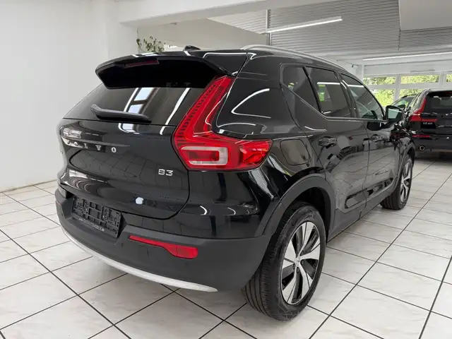 Volvo XC40 view 3