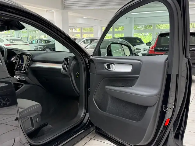 Volvo XC40 view 8