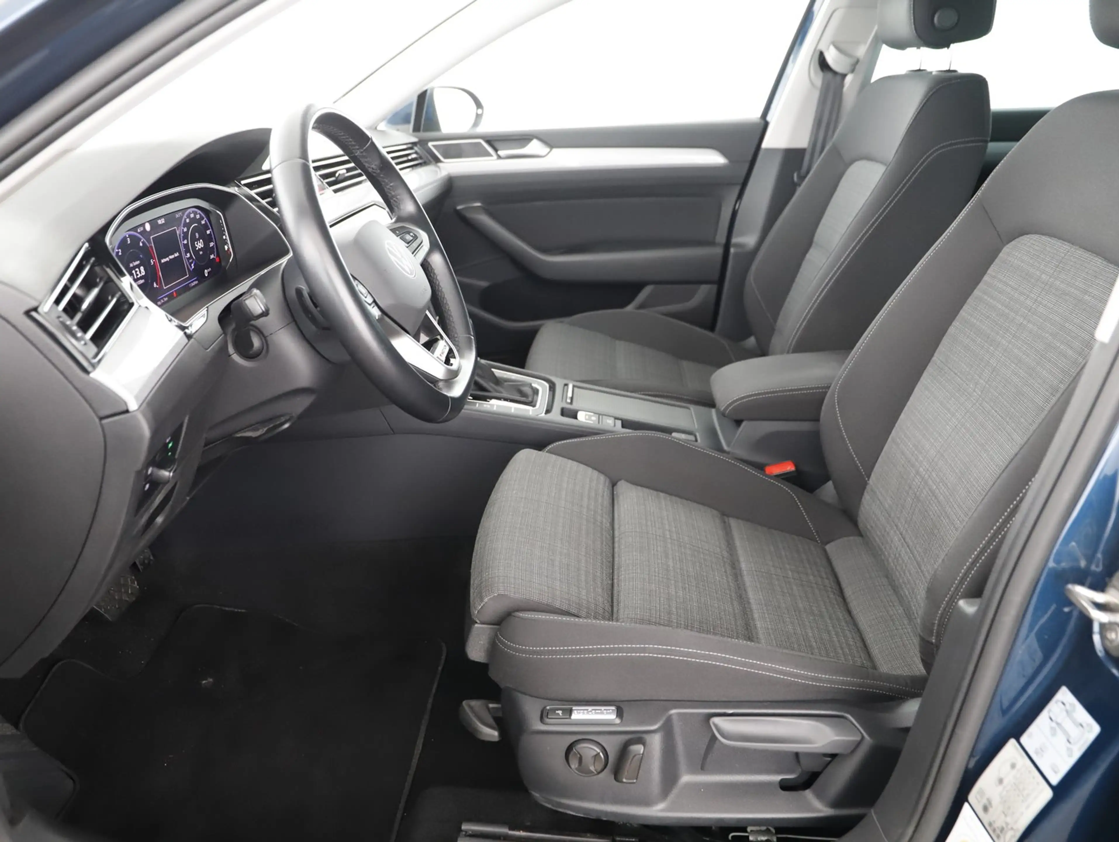 Volkswagen Passat Variant Business TDI 4MOTION DSG — photo 3