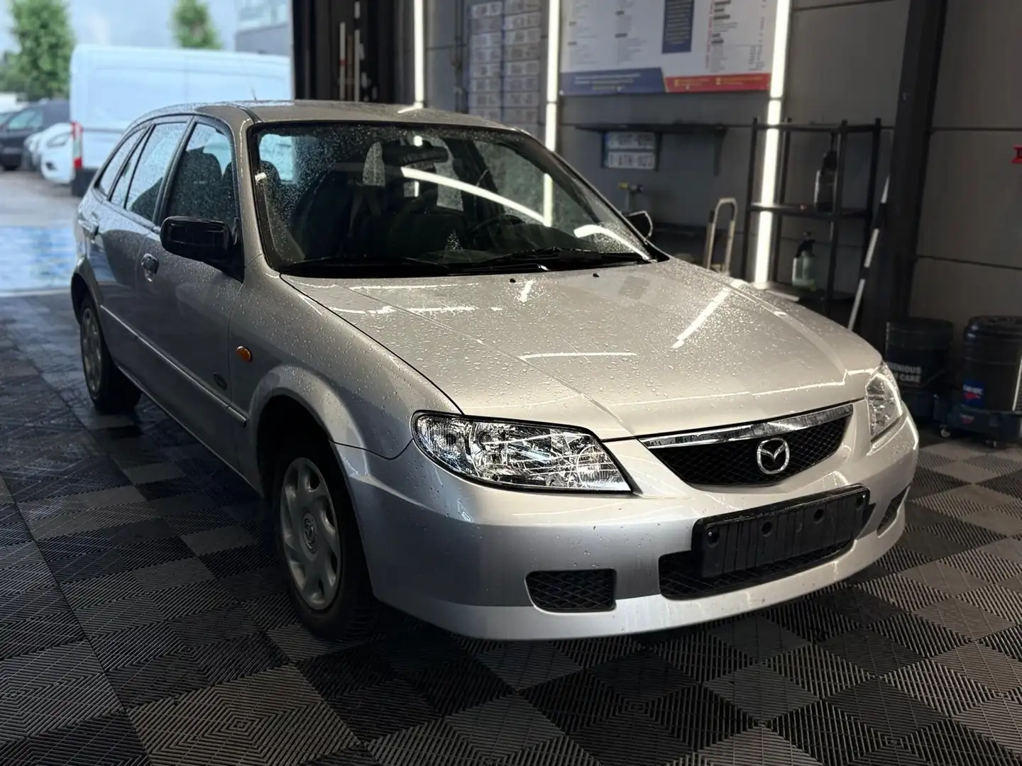 Mazda 323 1.4i benzine bj. 2003 104000km Gris - 1