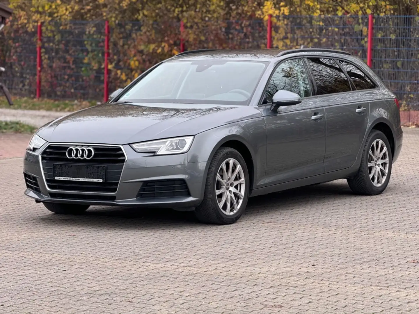 Audi A4 2.0 TDI Avant *NAVI *XENON*LED TACHO Grau - 1