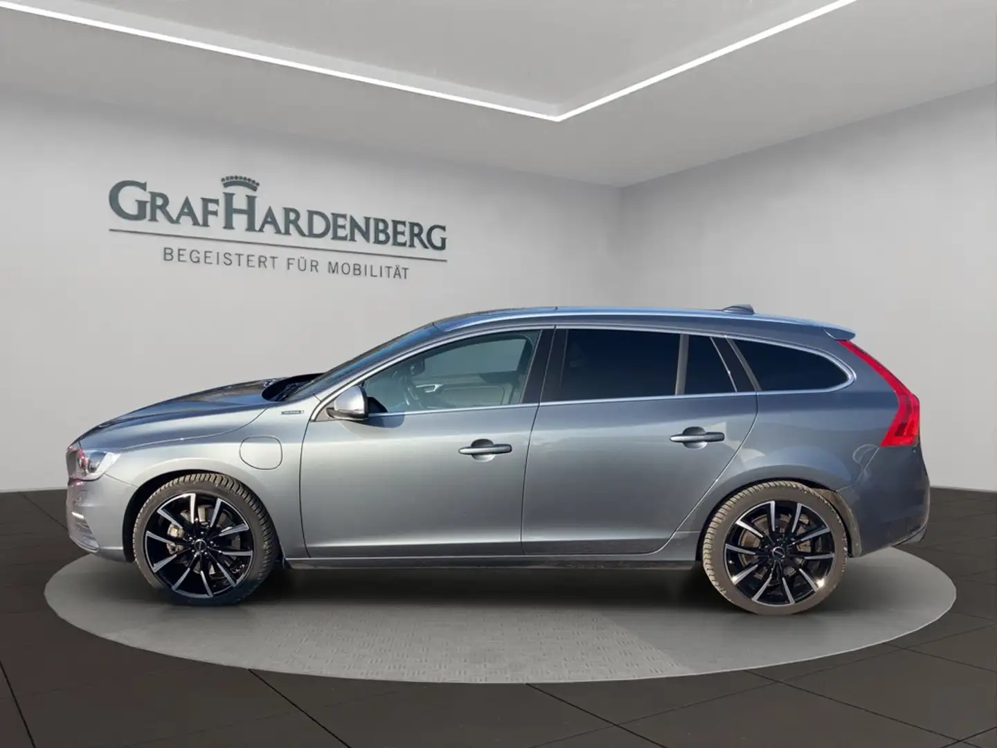 Volvo V60 Kombi Momentum AWD FR Gris - 2