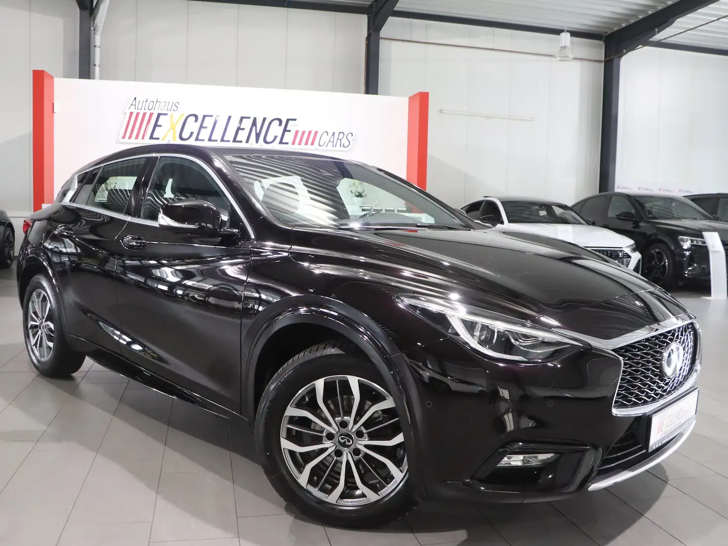 Infiniti Q30 1.6 PREMIUM / PANORAMA / LED / NAVI+360° Schwarz - 2