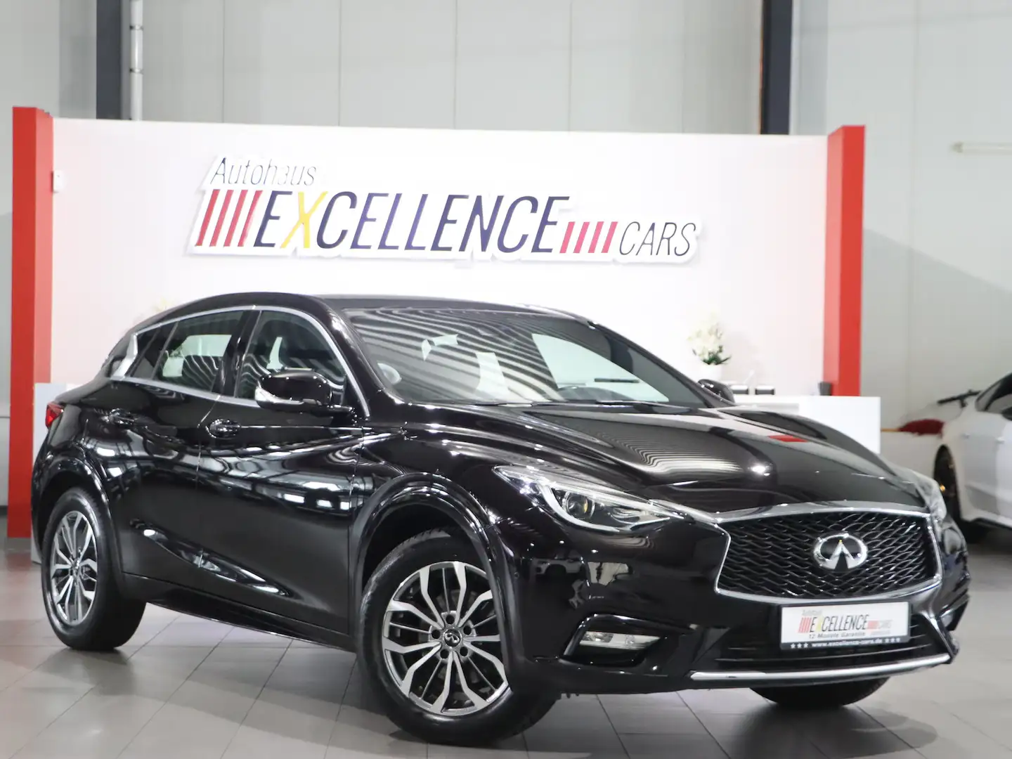 Infiniti Q30 1.6 PREMIUM / PANORAMA / LED / NAVI+360° Schwarz - 1