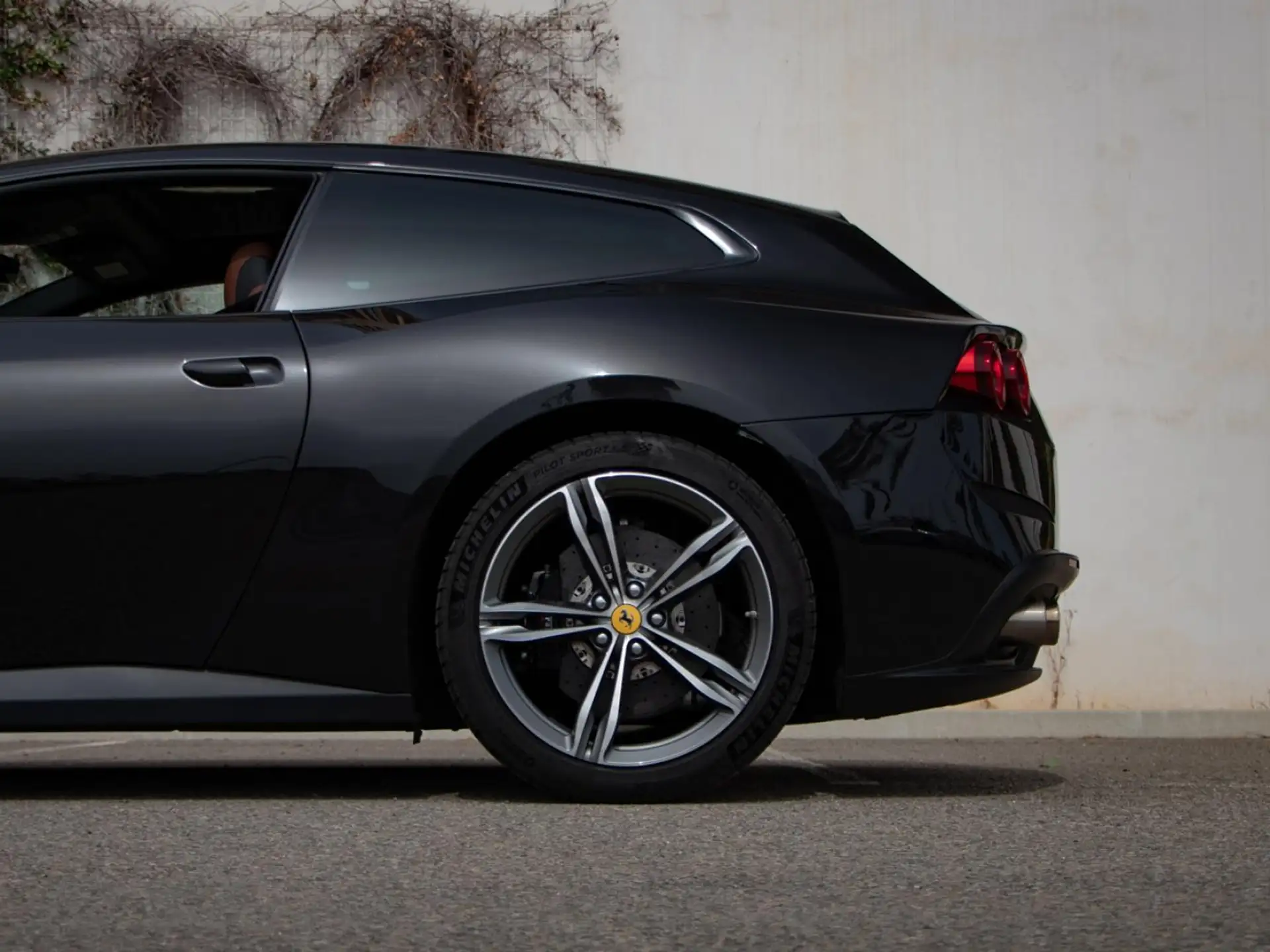 페라리 GTC4 루쏘 2020 검정 사진 5