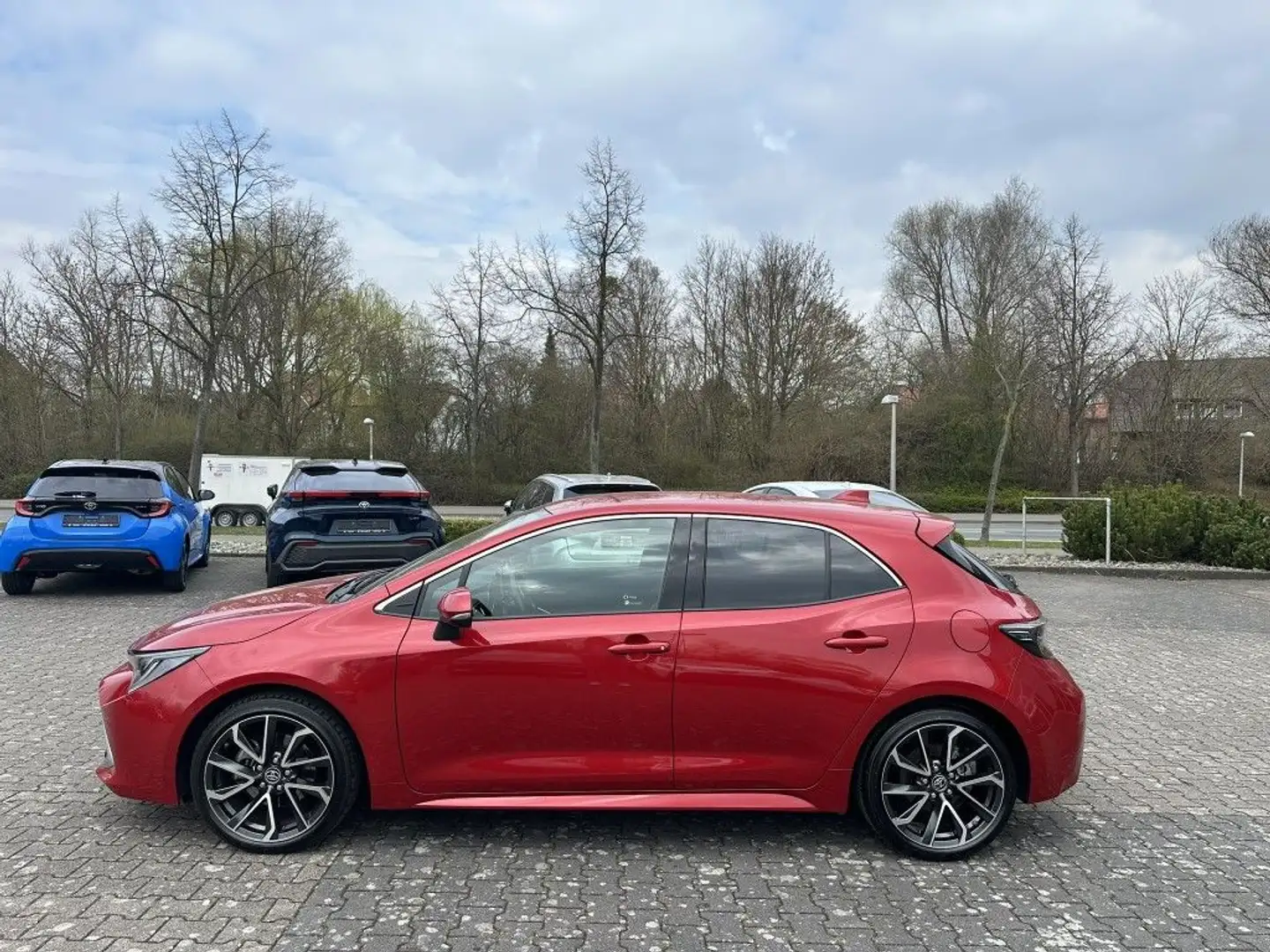 Toyota Corolla 2.0 Hybrid Lounge Rosso - 2