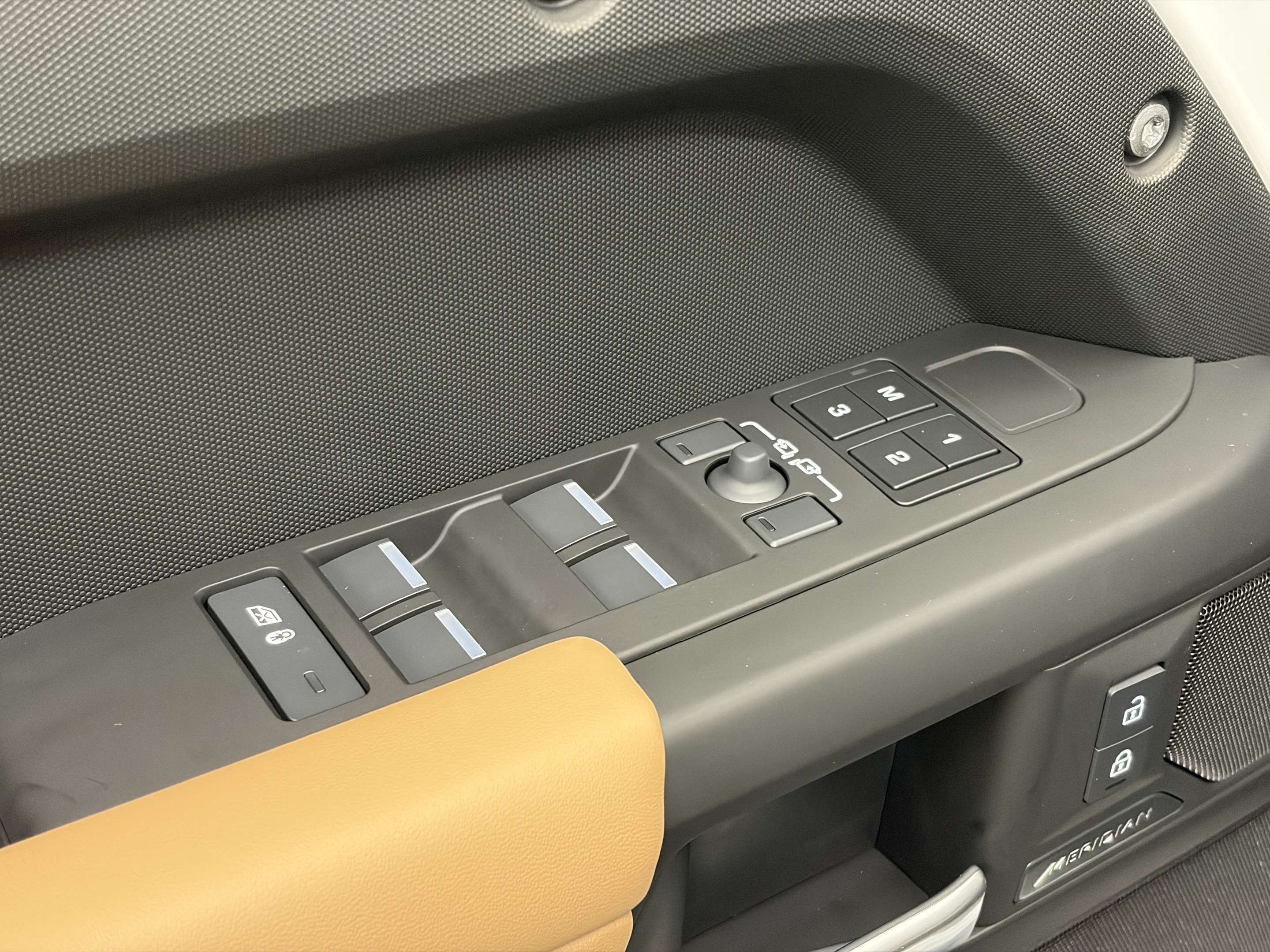2026 Land Rover Defender S thumb 11