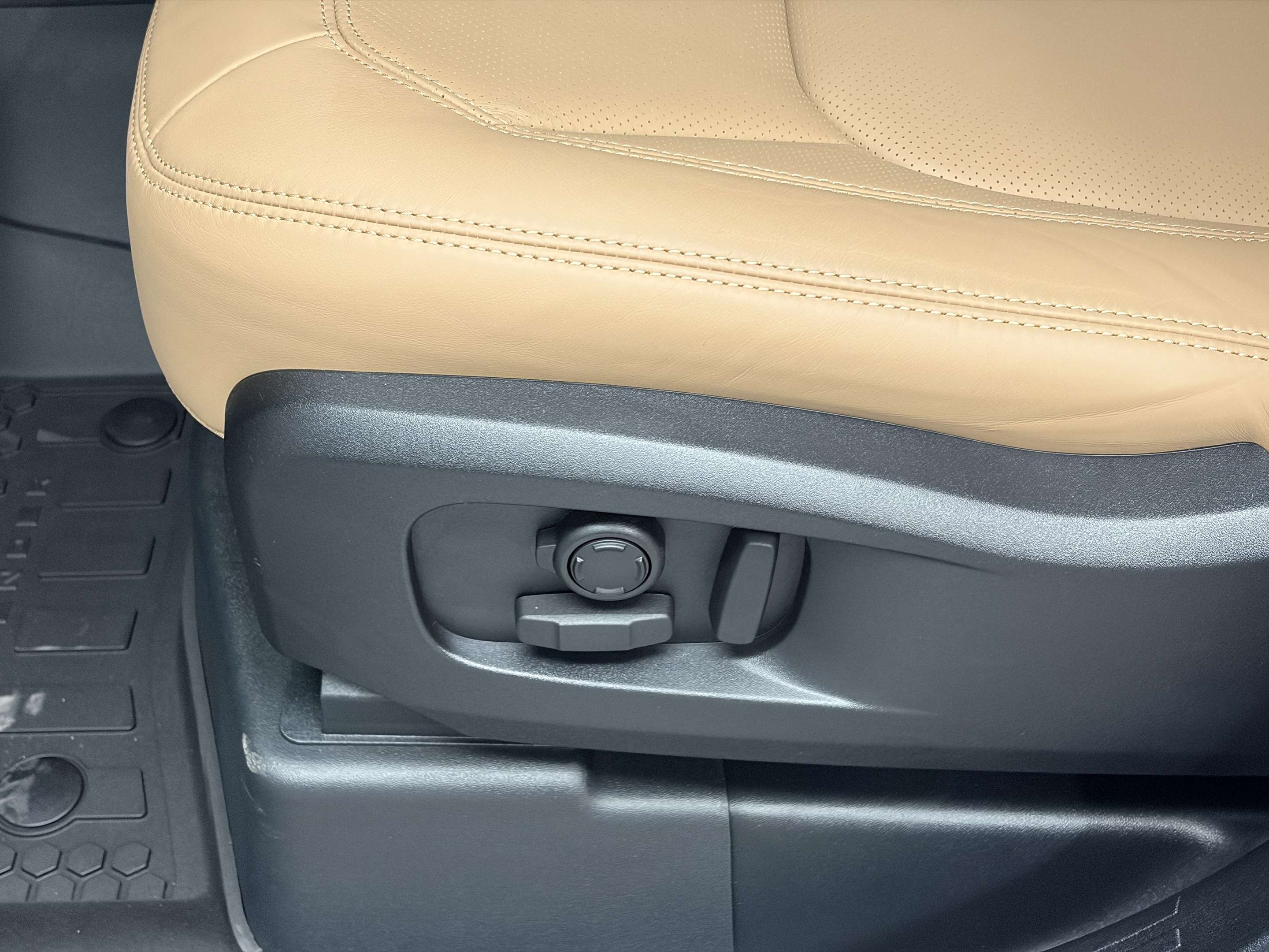 2026 Land Rover Defender S thumb 10