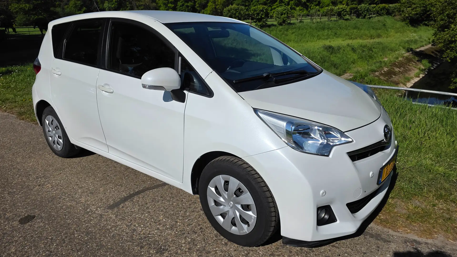 Toyota Verso-S Verso-S 1.3 VVT-i Aspiration Alb - 1