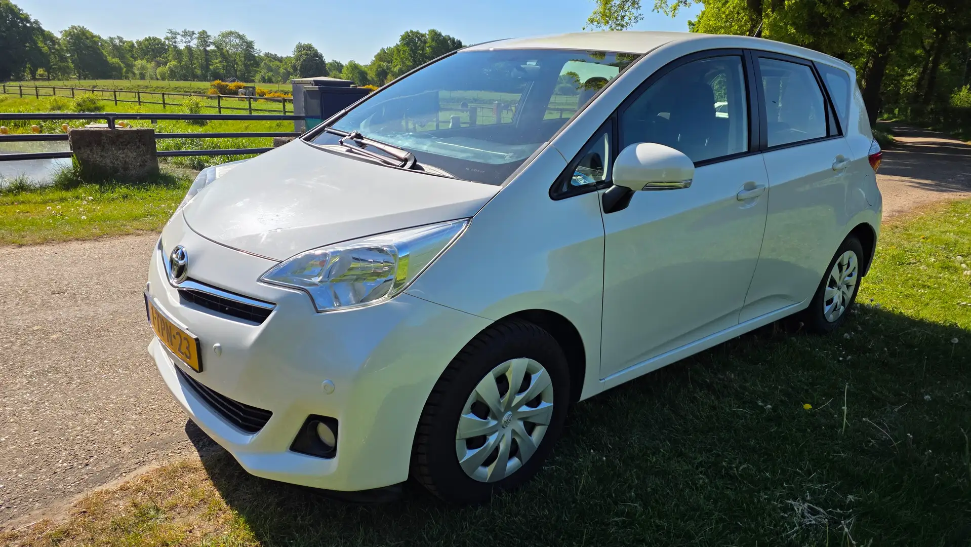 Toyota Verso-S Verso-S 1.3 VVT-i Aspiration Alb - 2