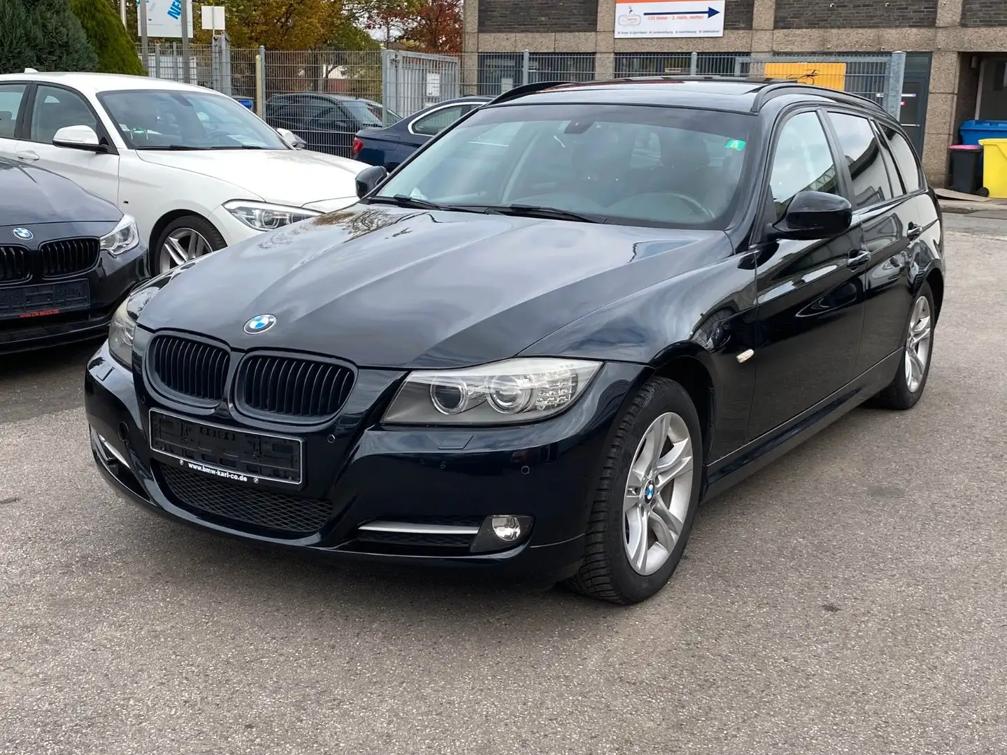 BMW 318 D Kombi/Navigation-Xenon-Panorama-PDC-AHK Schwarz - 2