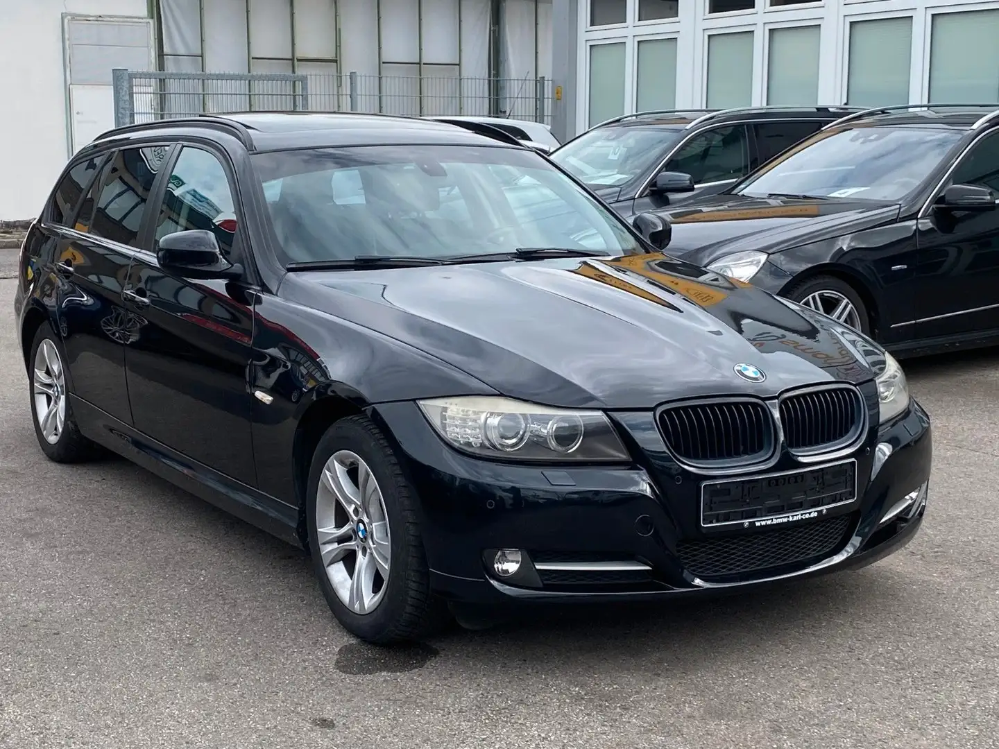 BMW 318 D Kombi/Navigation-Xenon-Panorama-PDC-AHK Schwarz - 1