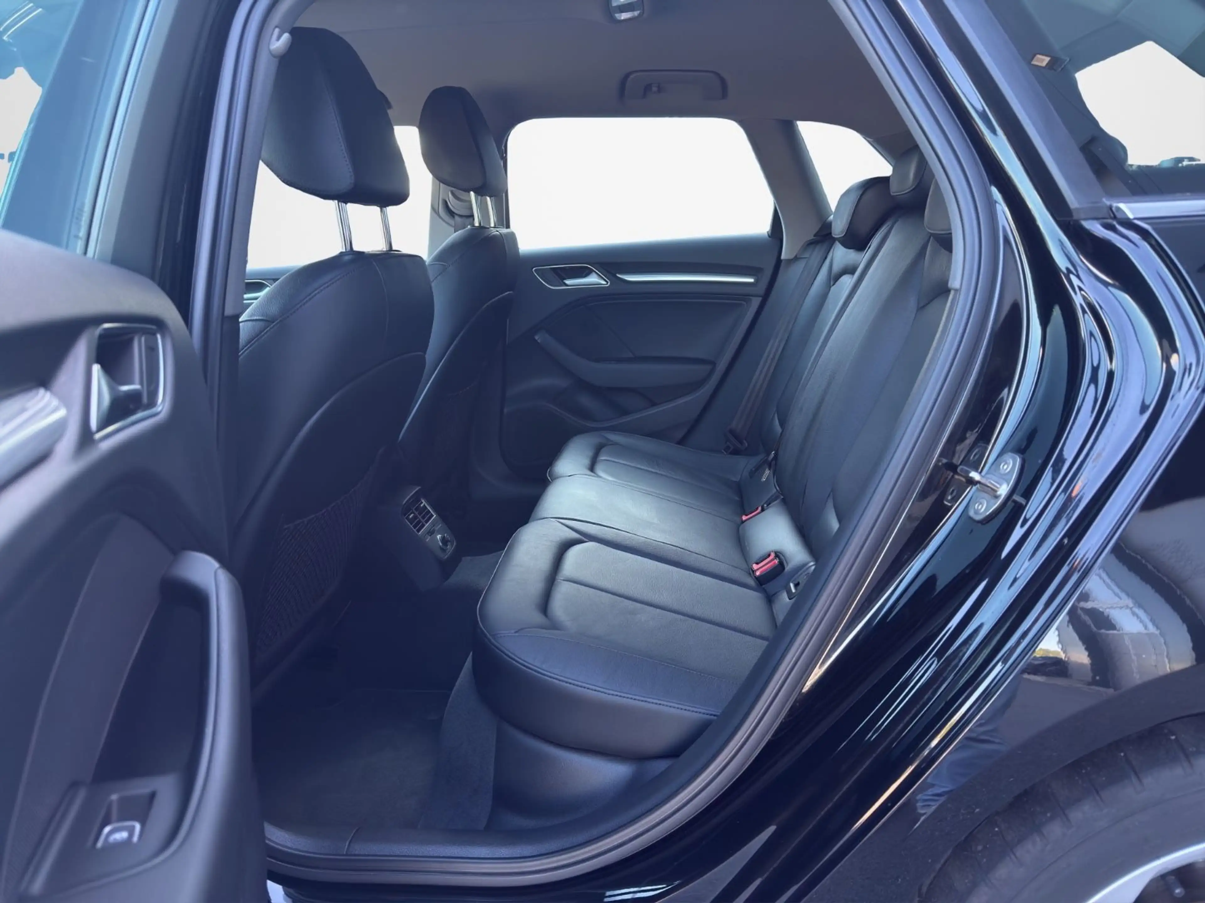 Audi A3 Sportback design*LED*S-TRONIC*STANDHEIZUNG* — photo 11