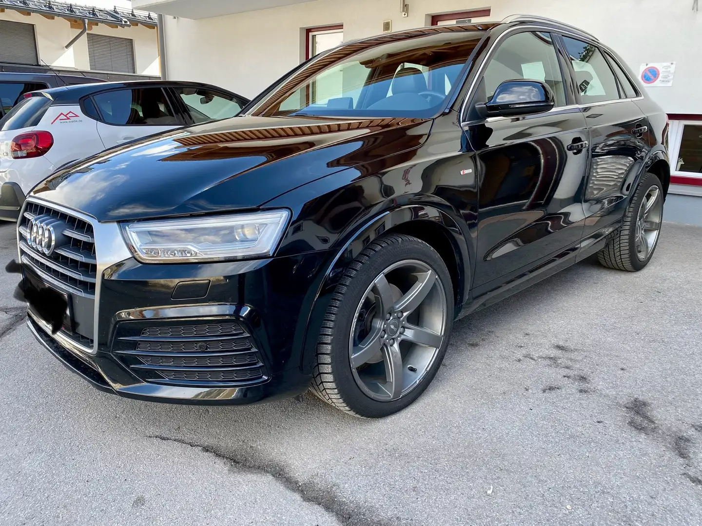 Audi Q3 Q3 2,0 TFSI quattro S-tronic - 4x4 / AHK / PANO / S-LINE / RÜCKFAHRKAMERA / ZUS. WINTERREIFEN AUF ALUFELGEN Schwarz - 1