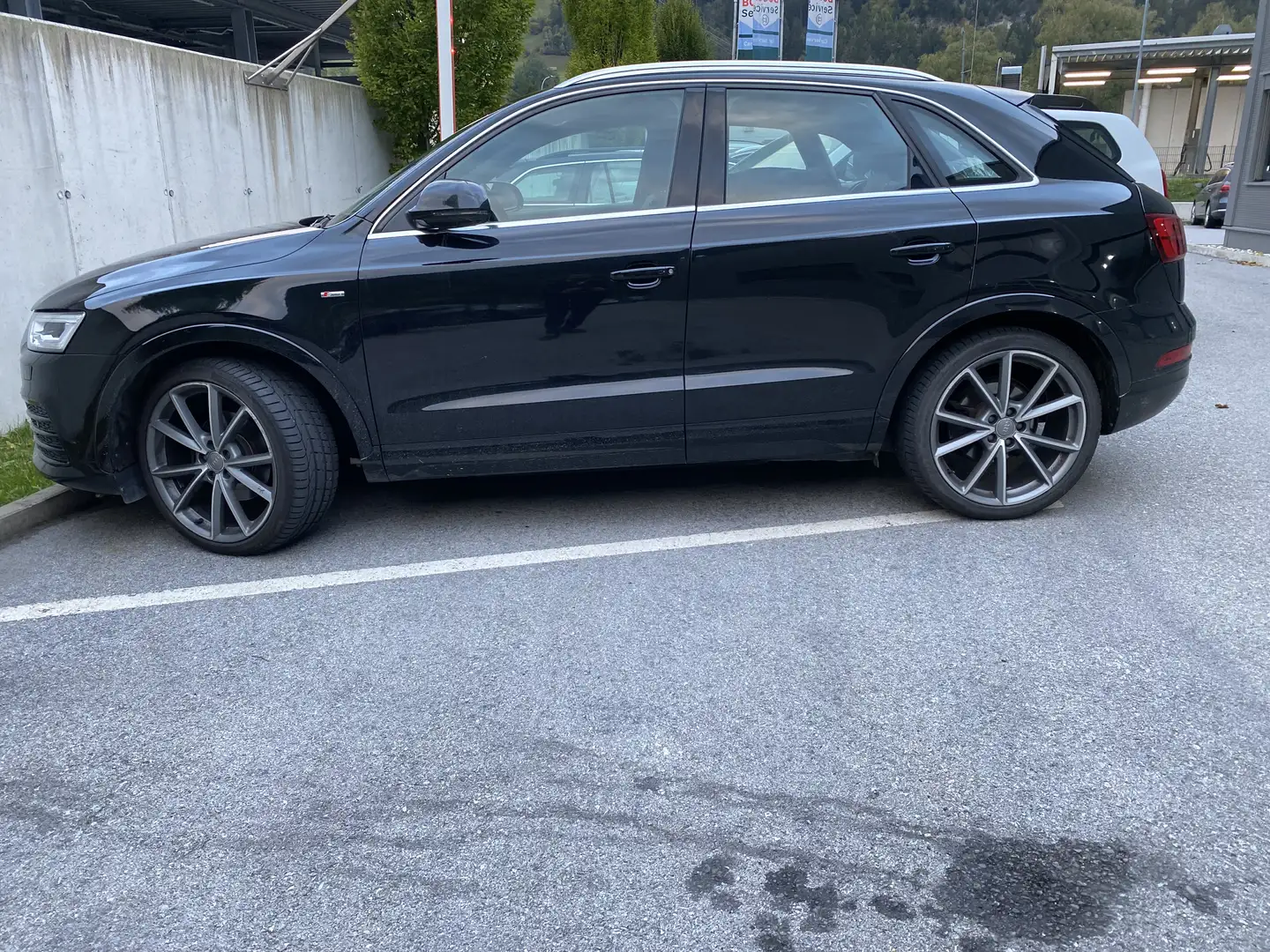 Audi Q3 Q3 2,0 TFSI quattro S-tronic - 4x4 / AHK / PANO / S-LINE / RÜCKFAHRKAMERA / ZUS. WINTERREIFEN AUF ALUFELGEN Schwarz - 2