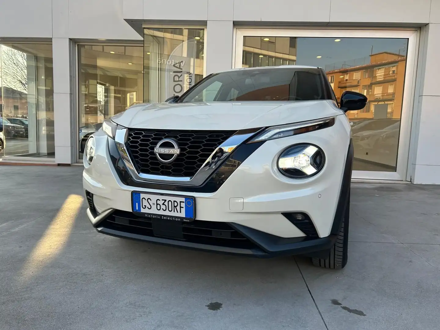 Nissan Juke 1.0 DIG-T 114 CV C.AUTOMATICO N-CONNECTA NEOPATEN Weiß - 2