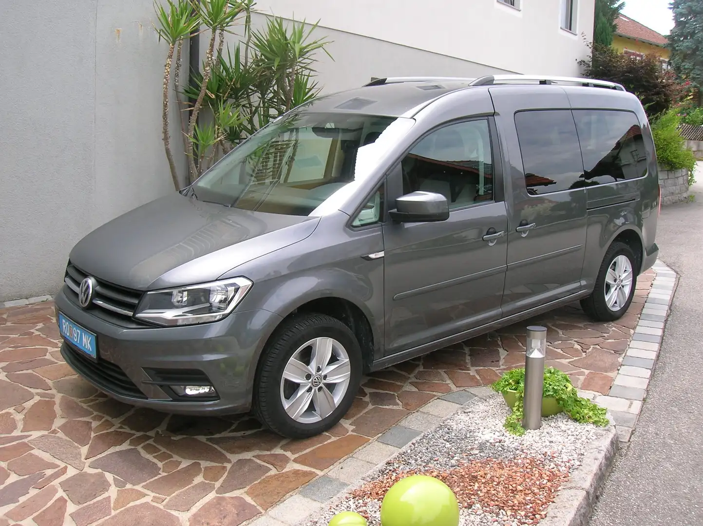 Volkswagen Caddy Maxi 7- Sitze, Navi, Klimaautomatik, Sitzheizung, Grau - 1