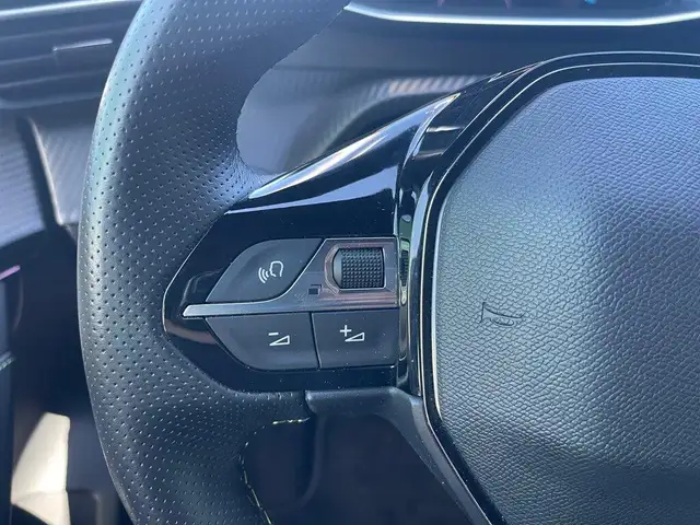 Peugeot 208 view 12