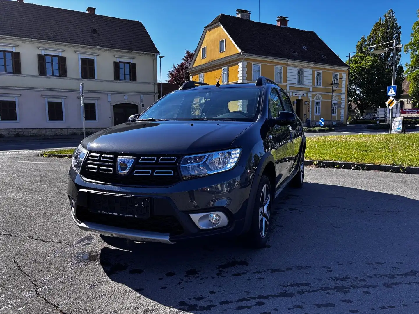 Dacia Sandero Stepway Celebration TCe 100 Grau - 1