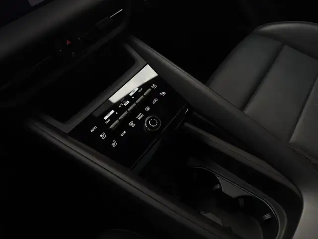 Porsche Macan view 12