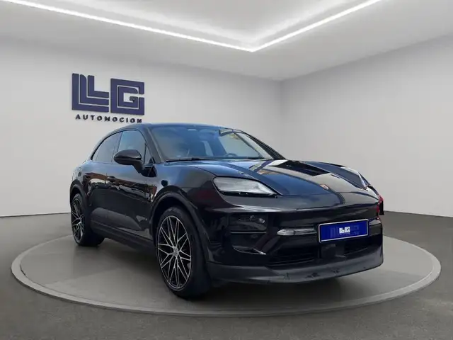 Porsche Macan view 3