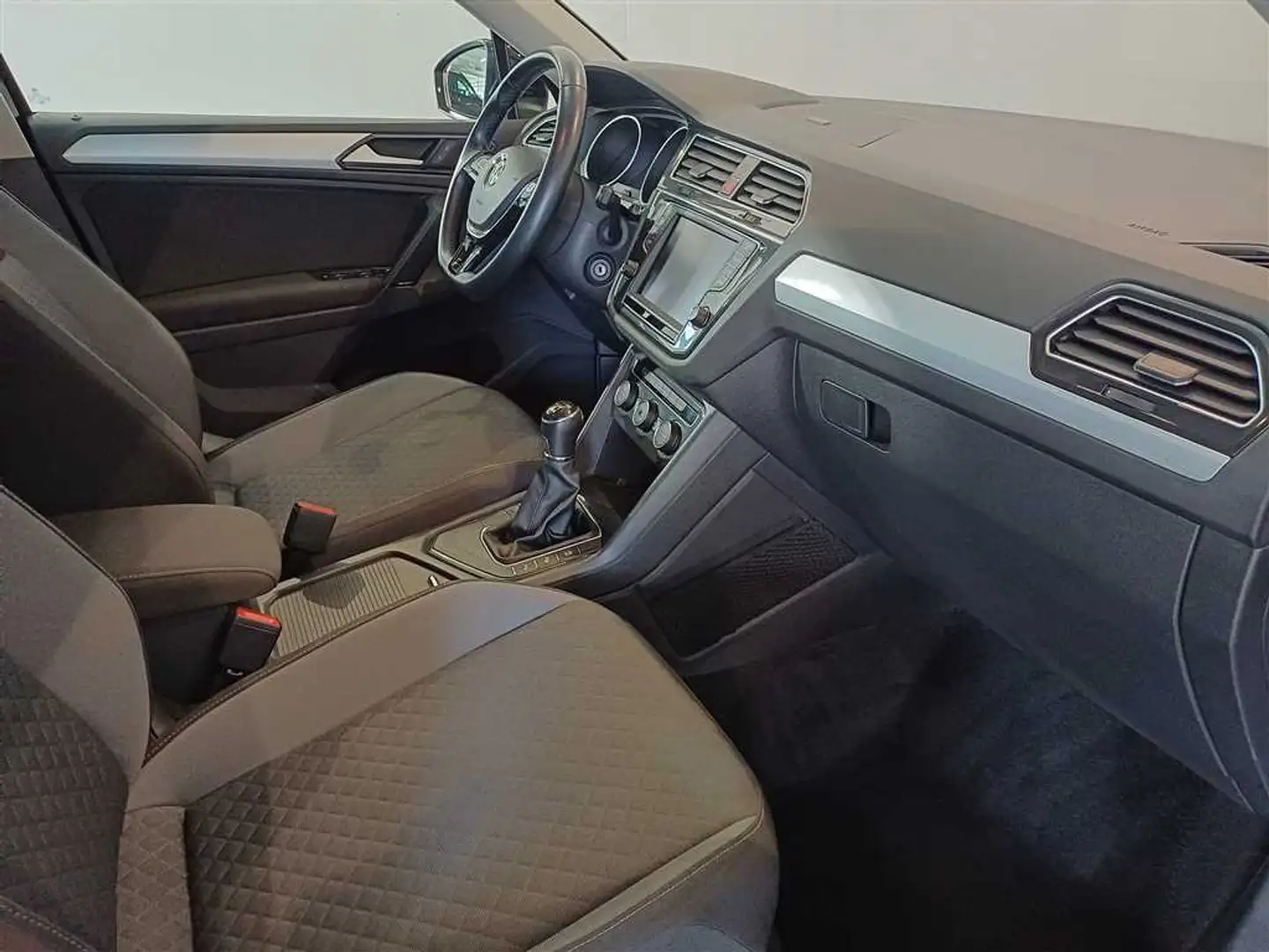 Volkswagen Tiguan 1.4 TSI Comfortline AHK+NAVI+SHZ Schwarz - 2