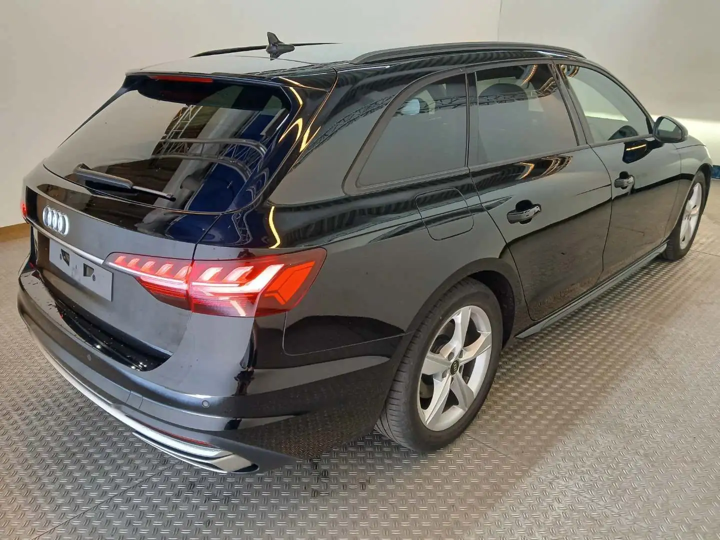 Audi A4 Avant 40 Sport ACC+/MATRIX/KAMERA/AHK/17" Schwarz - 2