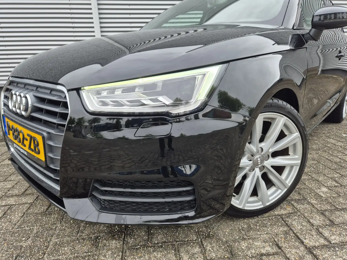 Audi A1 Sportback 1.0 TFSI Zwart - 2
