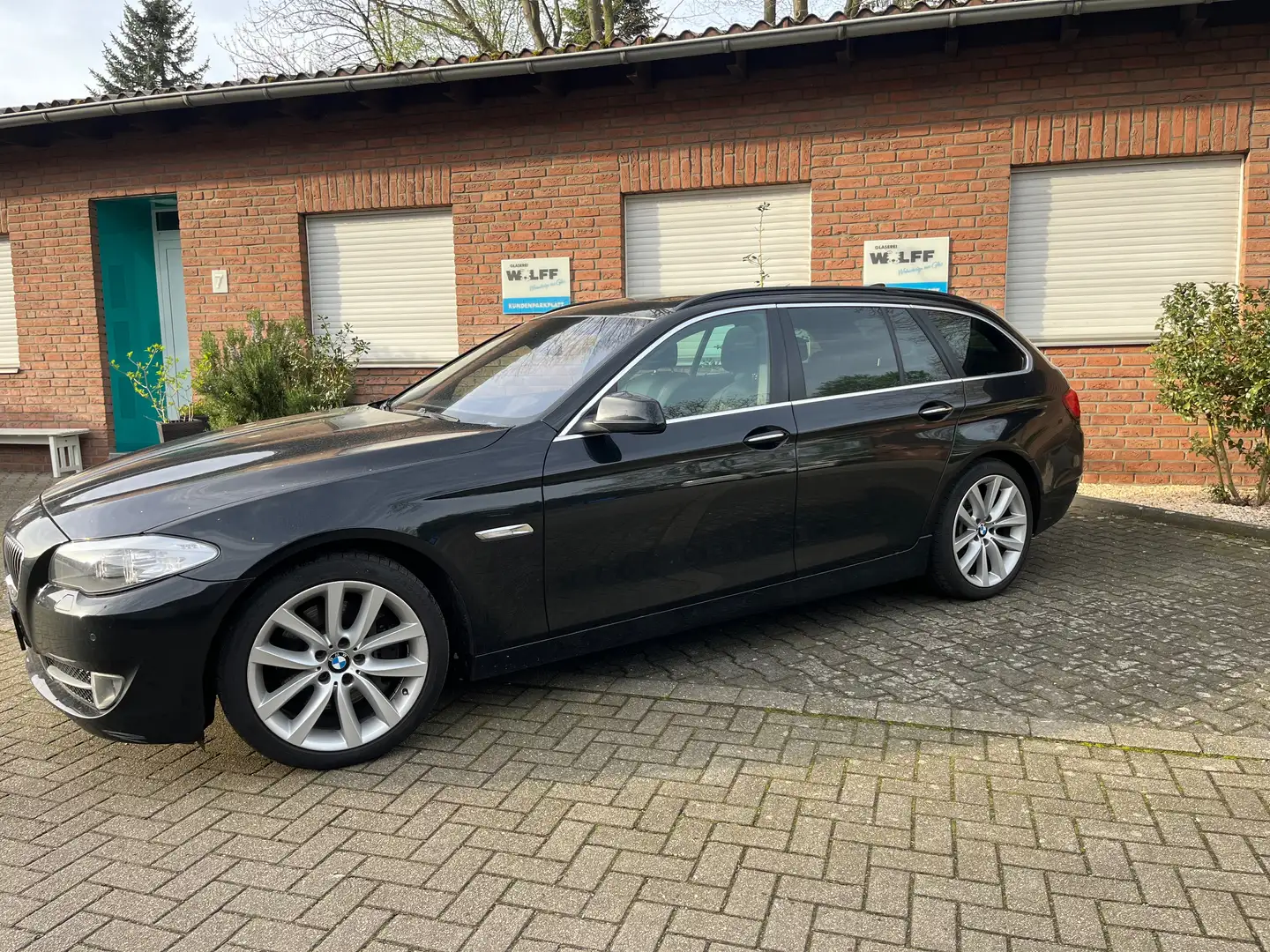 BMW 525 525d LEDER-PONOROMA-NAVI-HEAD-UP-STANDHEIZUNG-AHK. Schwarz - 2
