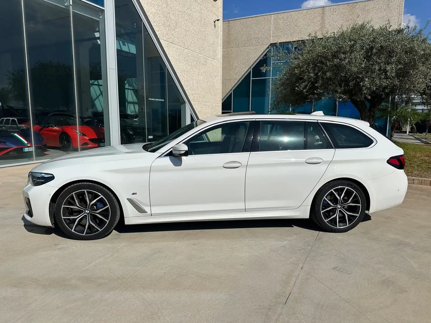 BMW 530 Touring mhev 48V xdrive Msport auto Bianco - 2