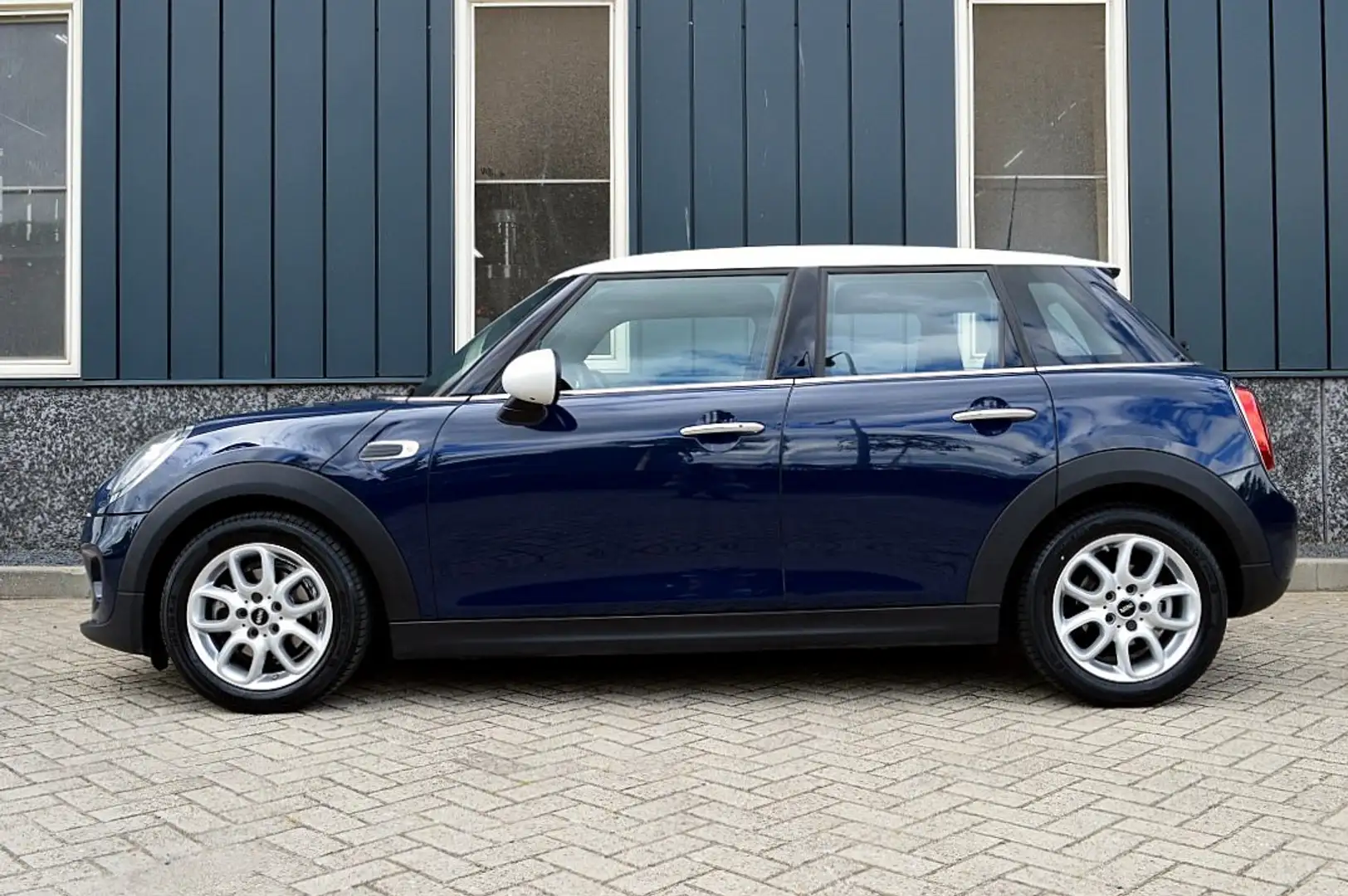 MINI Cooper Mini 1.5 Pepper Rijklaarprijs-Garantie  Navigatie Blauw - 2