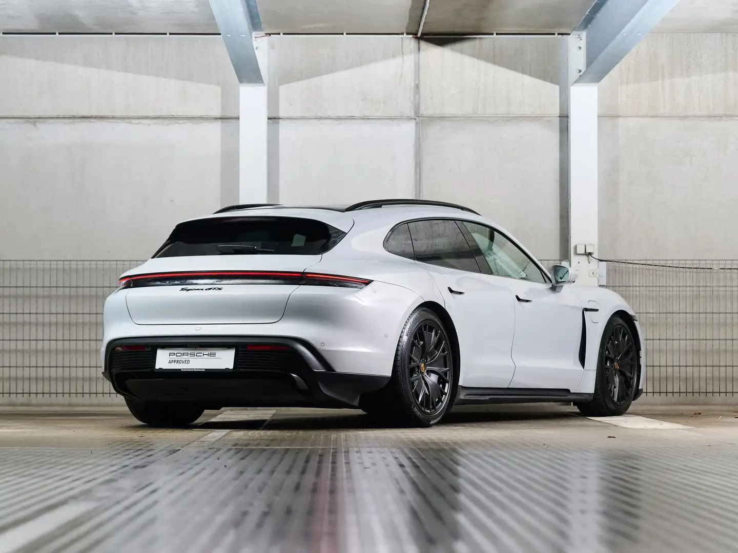 Porsche Taycan GTS Sport Turismo Grau - 2