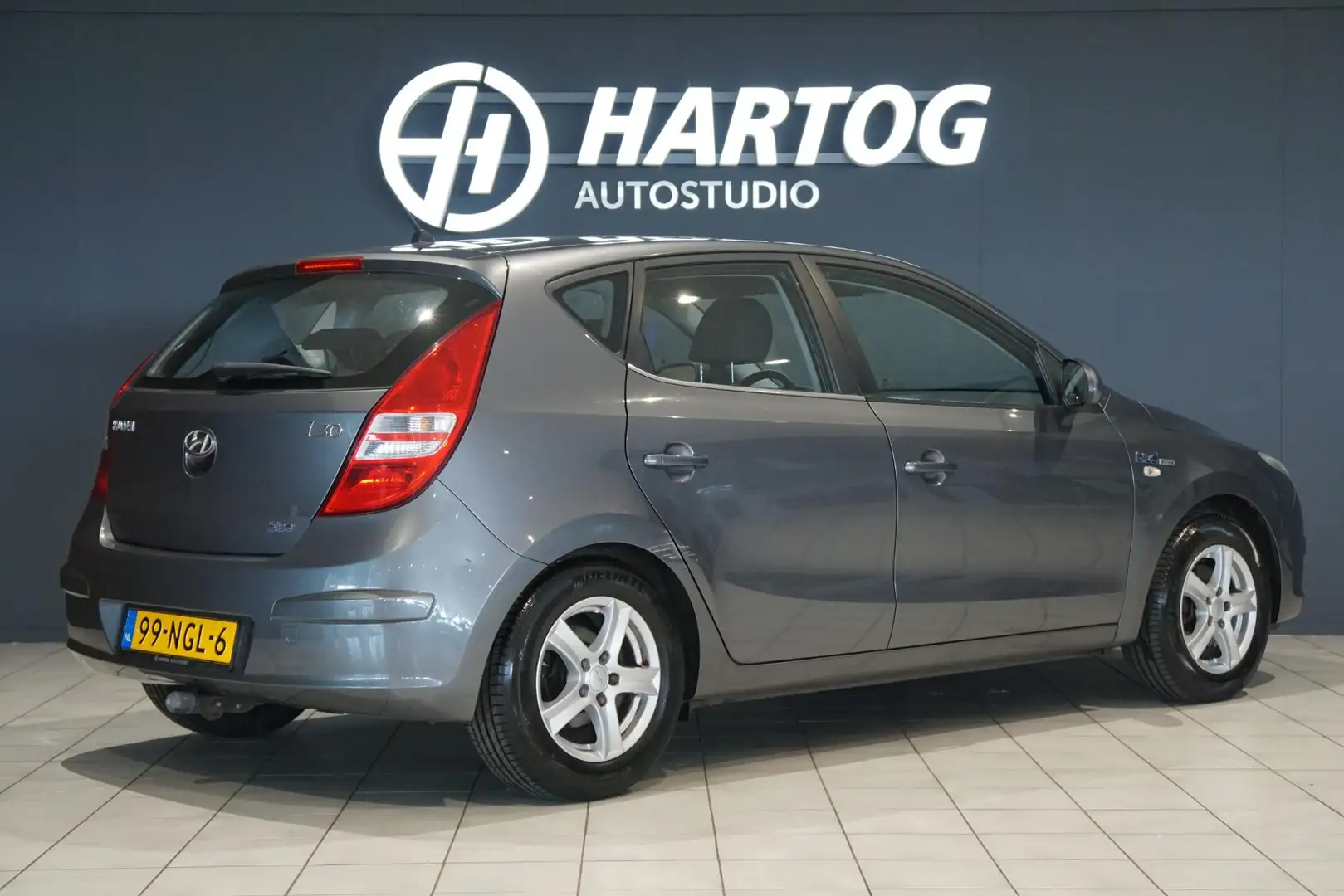 Hyundai i30 1.6i Blue Dynamic + CLIMATE CONTROL / AFN. TREKHAA Gris - 2