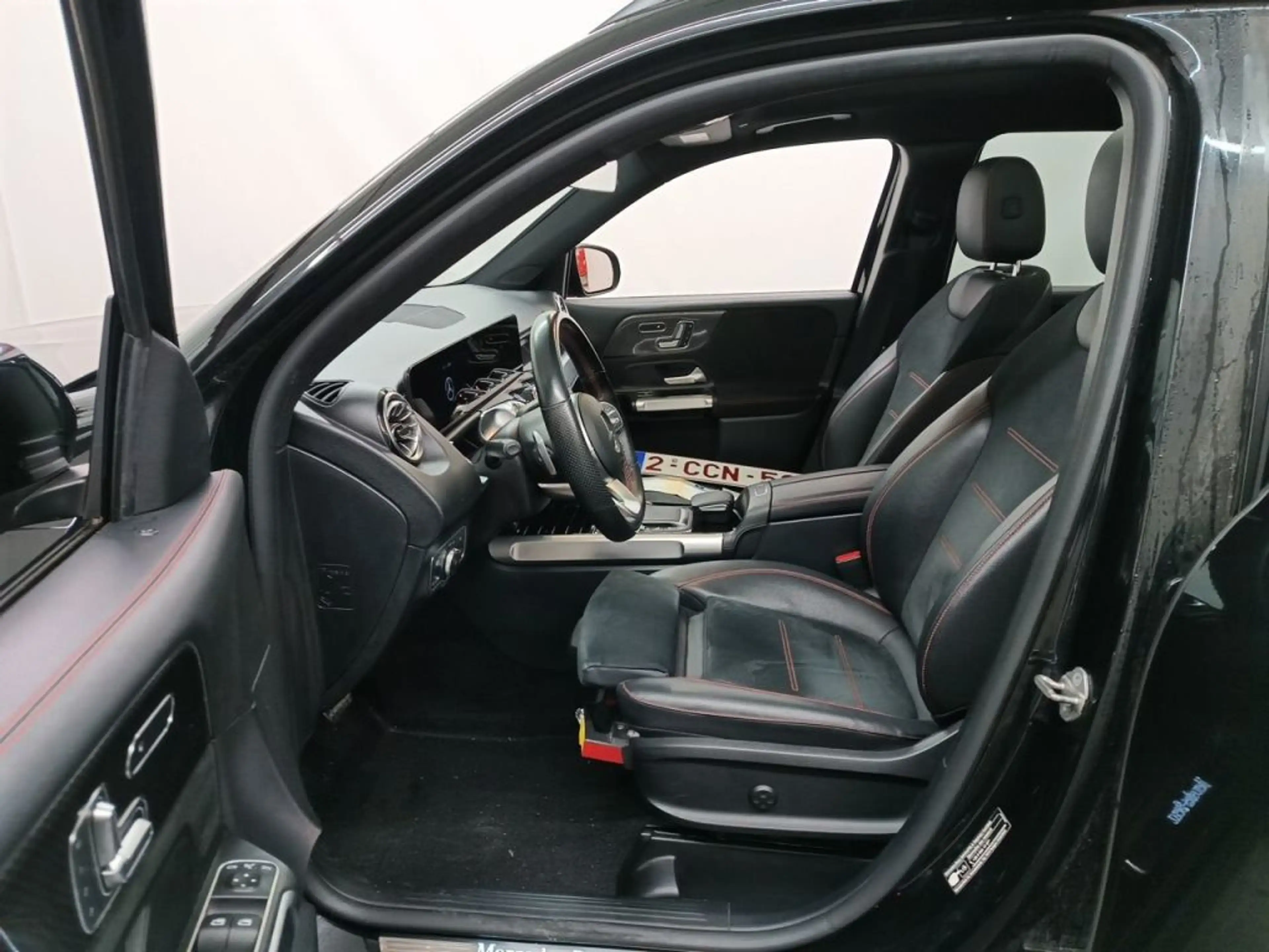 Mercedes-Benz GLB 180 d 8GTRONIC AMG Line *ALCANT-PANO-NAV-LED AMB-CAMERA* — photo 8
