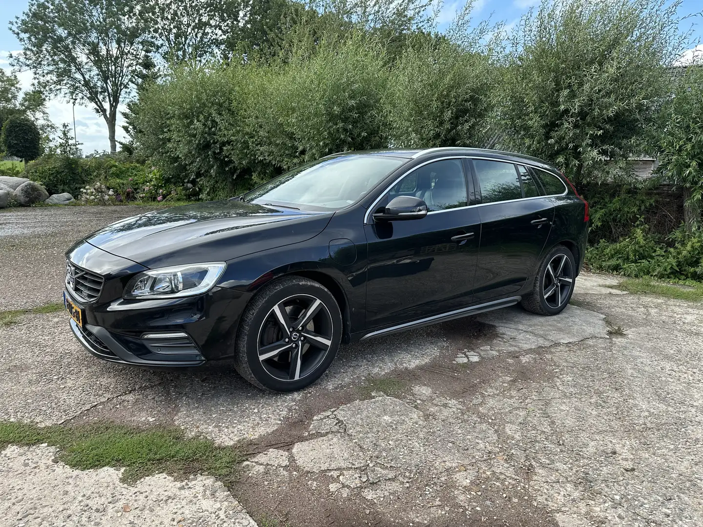 Volvo V60 2.4 D6 AWD Pl.i R-D. Black - 1